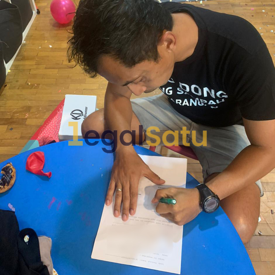 Klien Legalsatu menandatangani akta - PT Karmabumi Lestari Indonesia