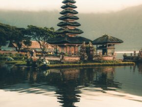 Pura di Bali dengan latar alam, ilustrasi cara mendirikan PT di Bali