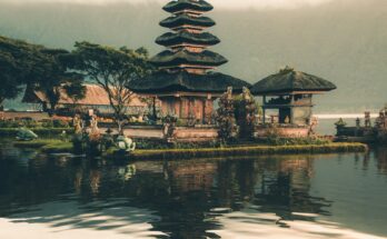 Pura di Bali dengan latar alam, ilustrasi cara mendirikan PT di Bali