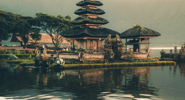 Pura di Bali dengan latar alam, ilustrasi cara mendirikan PT di Bali
