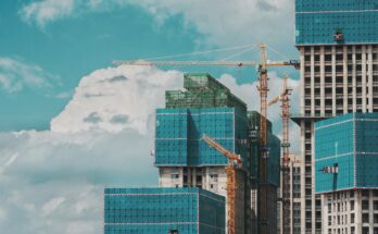 Deretan gedung tinggi di bawah langit biru, ilustrasi cara mendirikan PT di Surabaya dan Jawa Timur