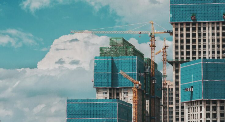 Deretan gedung tinggi di bawah langit biru, ilustrasi cara mendirikan PT di Surabaya dan Jawa Timur