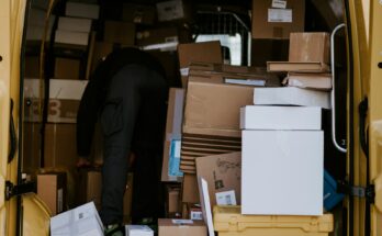 Kurir memuat kardus paket ke dalam mobil van, ilustrasi cara mendirikan PT logistik dan ekspedisi