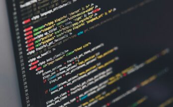 Kode program di layar komputer, ilustrasi cara mendirikan PT software house dan startup digital