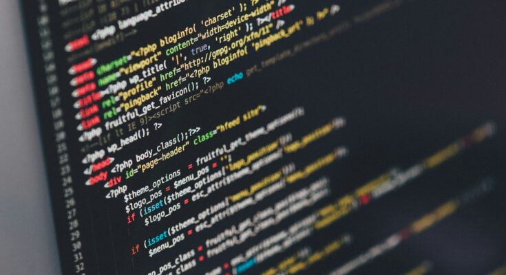 Kode program di layar komputer, ilustrasi cara mendirikan PT software house dan startup digital