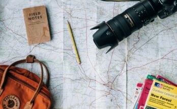 Perencanaan perjalanan dengan peta dan paspor, ilustrasi cara mendirikan PT travel dan agen perjalanan wisata