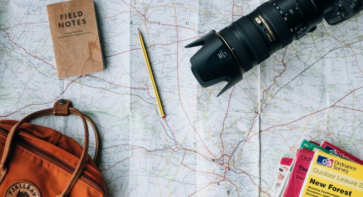 Perencanaan perjalanan dengan peta dan paspor, ilustrasi cara mendirikan PT travel dan agen perjalanan wisata