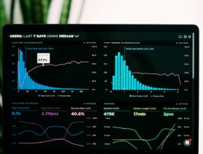 Laptop menampilkan grafik data, ilustrasi cara cek KBLI di OSS