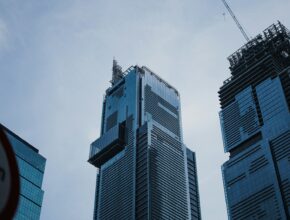Gedung perkantoran di Jakarta, ilustrasi pilihan domisili PT antara alamat rumah tinggal dan virtual office di zona komersial