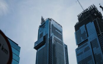 Gedung perkantoran di Jakarta, ilustrasi pilihan domisili PT antara alamat rumah tinggal dan virtual office di zona komersial