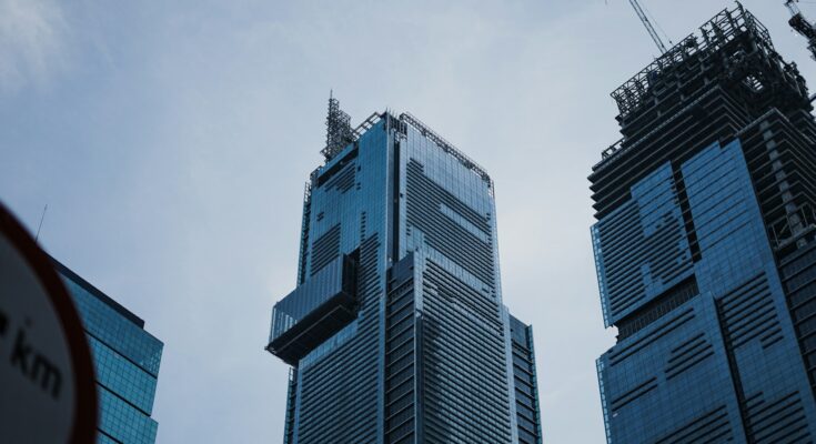 Gedung perkantoran di Jakarta, ilustrasi pilihan domisili PT antara alamat rumah tinggal dan virtual office di zona komersial