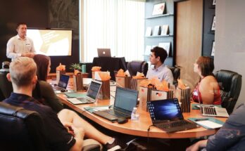 Rapat pengurus perusahaan, ilustrasi cara mengganti direktur atau komisaris PT
