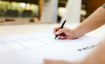 Tukang kayu merancang furnitur di bengkel kerja, ilustrasi KBLI furniture dan mebel