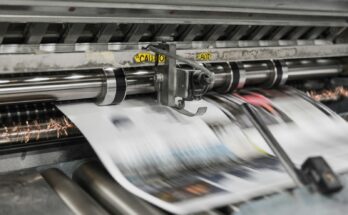 Mesin cetak di ruang produksi percetakan, ilustrasi KBLI percetakan dan fotokopi