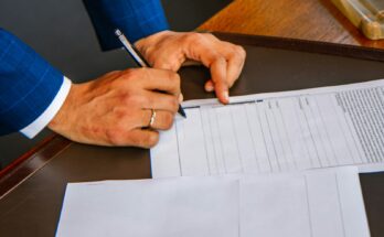 Pengusaha mengisi formulir di meja kerja, ilustrasi checklist kewajiban yang harus diurus setelah PT resmi berdiri