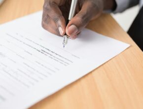 Pengusaha menulis rencana keuangan, ilustrasi menentukan modal disetor PT yang ideal