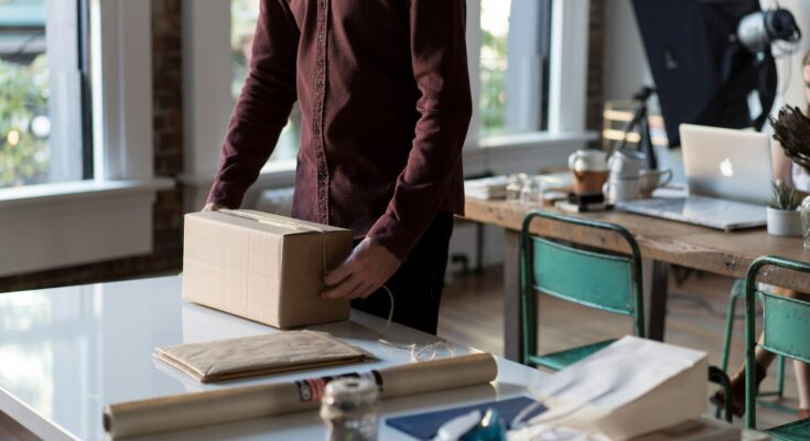 Penjual online mengemas paket di meja kerja, ilustrasi kewajiban NIB bagi seller e-commerce sesuai Permendag 19/2026
